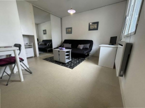 Charmant Studio RDC à La Rochelle, Près de la Gare et Commerces, Parking Privé - FR-1-246-489